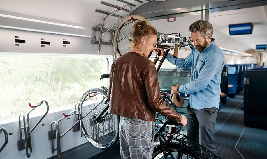  Transport von Fahrraedern im ICE 4 | © Deutsche Bahn AG / Tobias Gromatzki