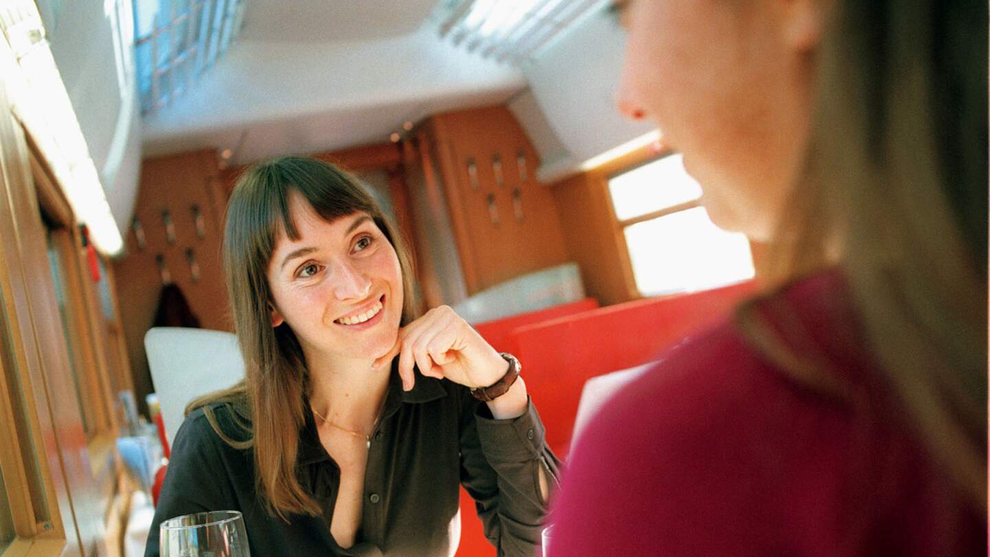 Zwei Freundinnen im Bordrestaurant | © © Deutsche Bahn AG