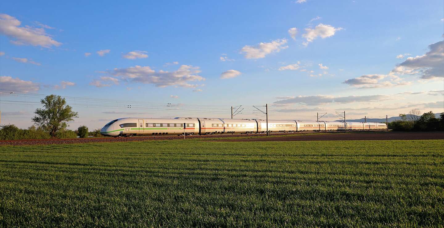 ICE 3 faehrt durch Felder in der Abendsonne bei Neustadt a. d. Weinstrasse | © Deutsche Bahn AG/Steve Wiktor