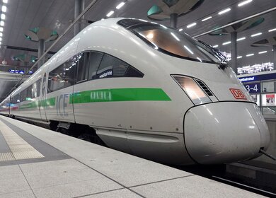 ICE T mit grünem Streifen am Gleis im Hauptbahnhof Berlin Tief | © Deutsche Bahn AG/Volker Emersleben