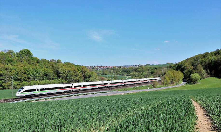 ICE unterwegs auf der Main-Weser-Bahn bei Altenbrunslar in Hessen | © Deutsche Bahn AG/Wolfgang Klee