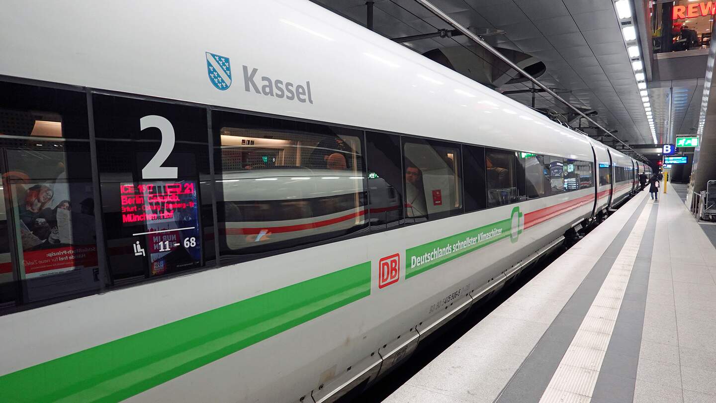Hochgeschwindigkeitszug mit gruenen Umweltstreifen steht in einem Bahnhof | © Deutsche Bahn AG/Volker Emersleben