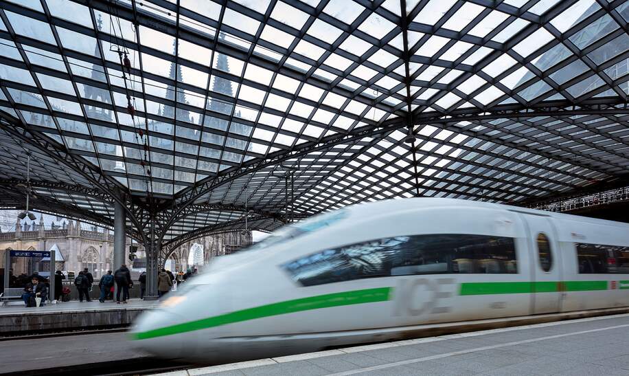 ein moderner Hochgeschwindigkeitszug, der in einem Bahnhof mit einem kunstvollen Glasdach steht | © Deutsche Bahn AG/Axel Hartmann