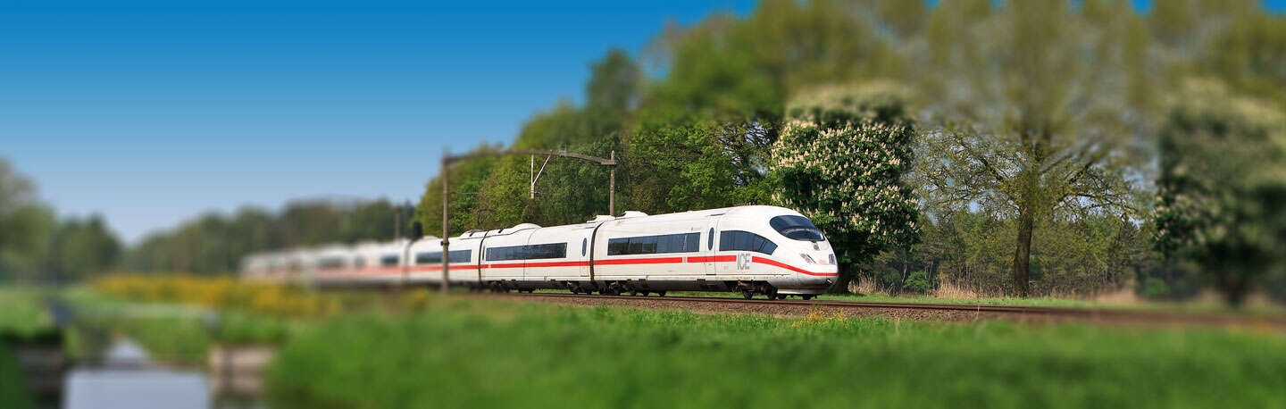 Ein moderner Hochgeschwindigkeitszug faehrt durch eine laendliche Gegend und betont die Effizienz und den Fortschritt der heutigen Bahntechnologie.  | ©  Deutsche Bahn AG/Georg Wagner