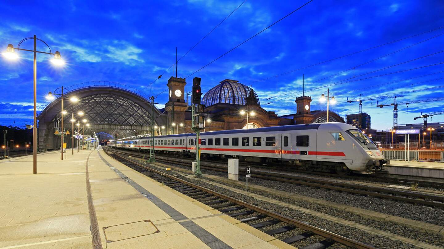 Zug verl&auml;sst Bahnhof in der Abendd&auml;mmerung | © © Deutsche Bahn AG