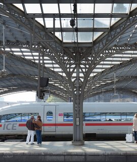 ICE-Hochgeschwindigkeitszug an einem Bahnhof mit einer modernen Dachkonstruktion | © Deutsche Bahn AG