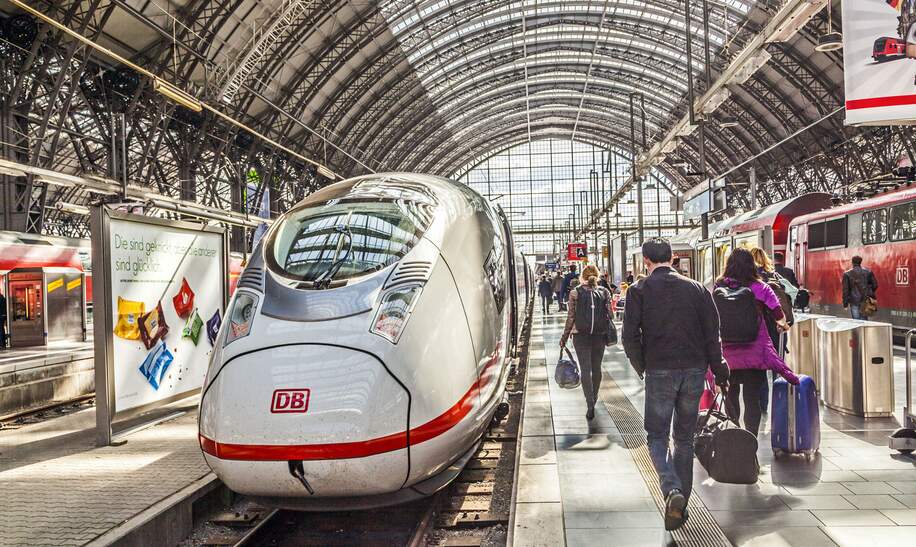 Menschen im Frankfurter Hauptbahnof | © istock.com/ Meinzahn