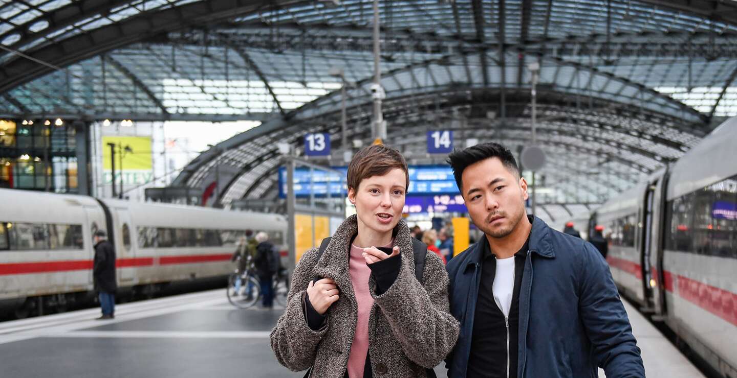 Reisende mit leichtem Gepaeck auf dem Bahnsteig am Hauptbahnhof Berlin | © Deutsche Bahn AG/Max Lautenschläger