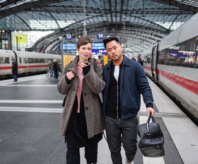 Reisende mit leichtem Gepaeck auf dem Bahnsteig am Hauptbahnhof Berlin | © Deutsche Bahn AG/Max Lautenschläger