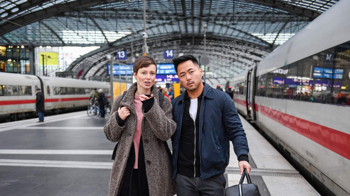 Reisende mit leichtem Gepaeck auf dem Bahnsteig am Hauptbahnhof Berlin | © Deutsche Bahn AG/Max Lautenschläger