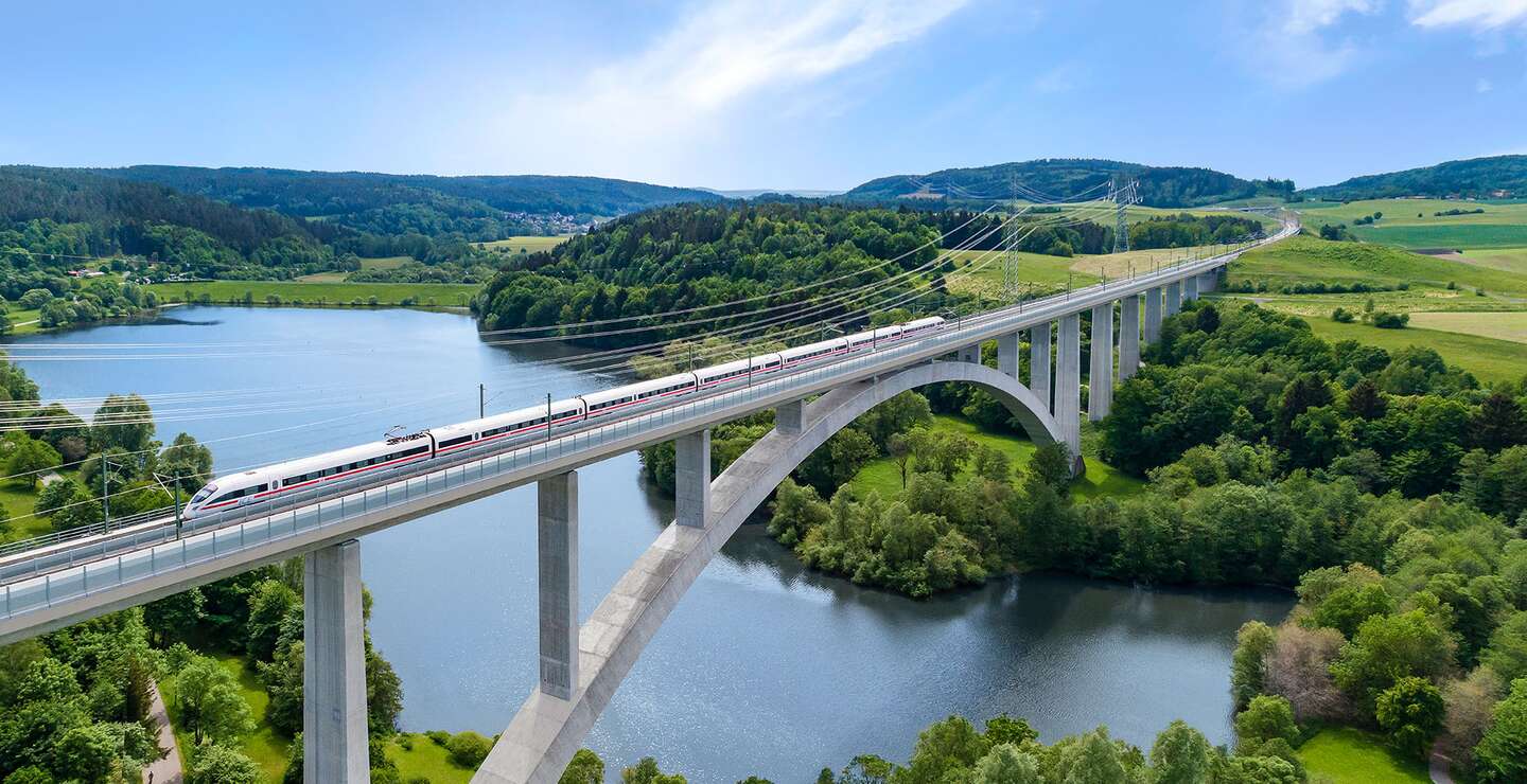 ICE passiert auf der Talbrücke den Froschgrundsee in Bayern | © Deutsche Bahn AG/Max Lautenschläger