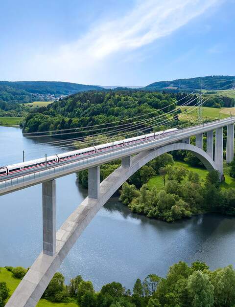 ICE passiert auf der Talbrücke den Froschgrundsee in Bayern | © Deutsche Bahn AG/Max Lautenschläger