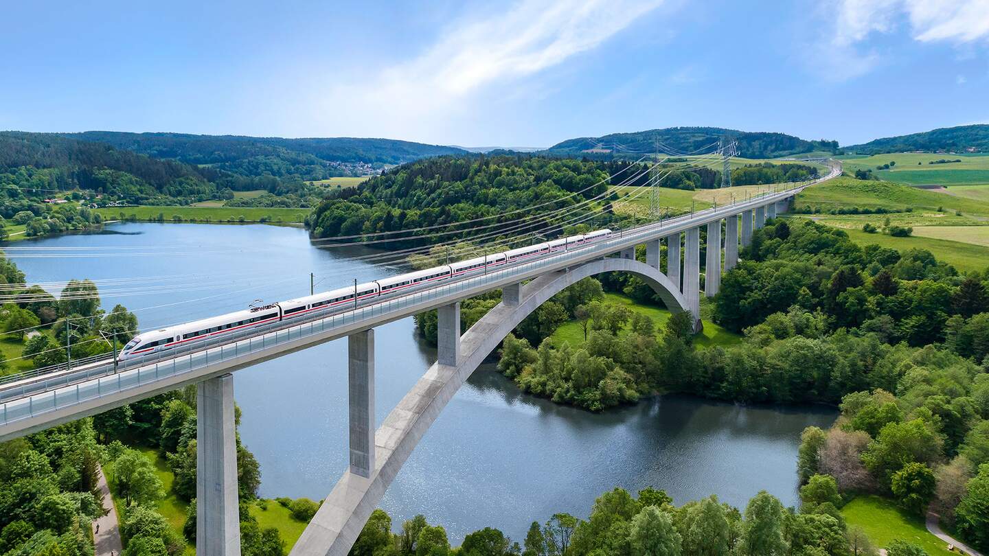 ICE passiert auf der Talbrücke den Froschgrundsee in Bayern | © Deutsche Bahn AG/Max Lautenschläger