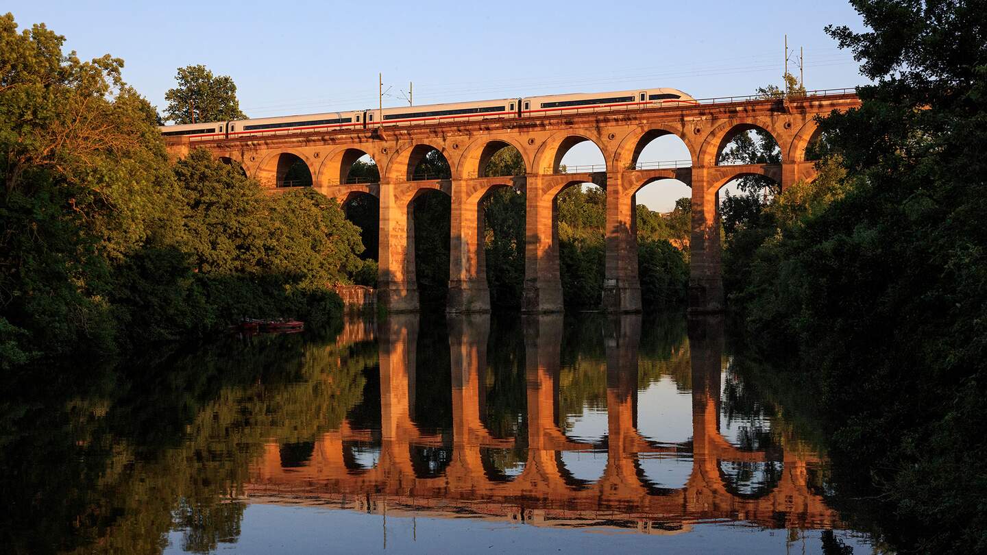 ICE auf dem Enzviadukt in Bietigheim-Bissingen | © Deutsche Bahn AG / Georg Wagner