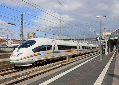 ICE in Regenbogenfarben, damit unterstreicht der Konzern einmal mehr seine Unterstützung für die LGBTIQ*-Bewegung. | © Deutsche Bahn AG / Pierre Adenis