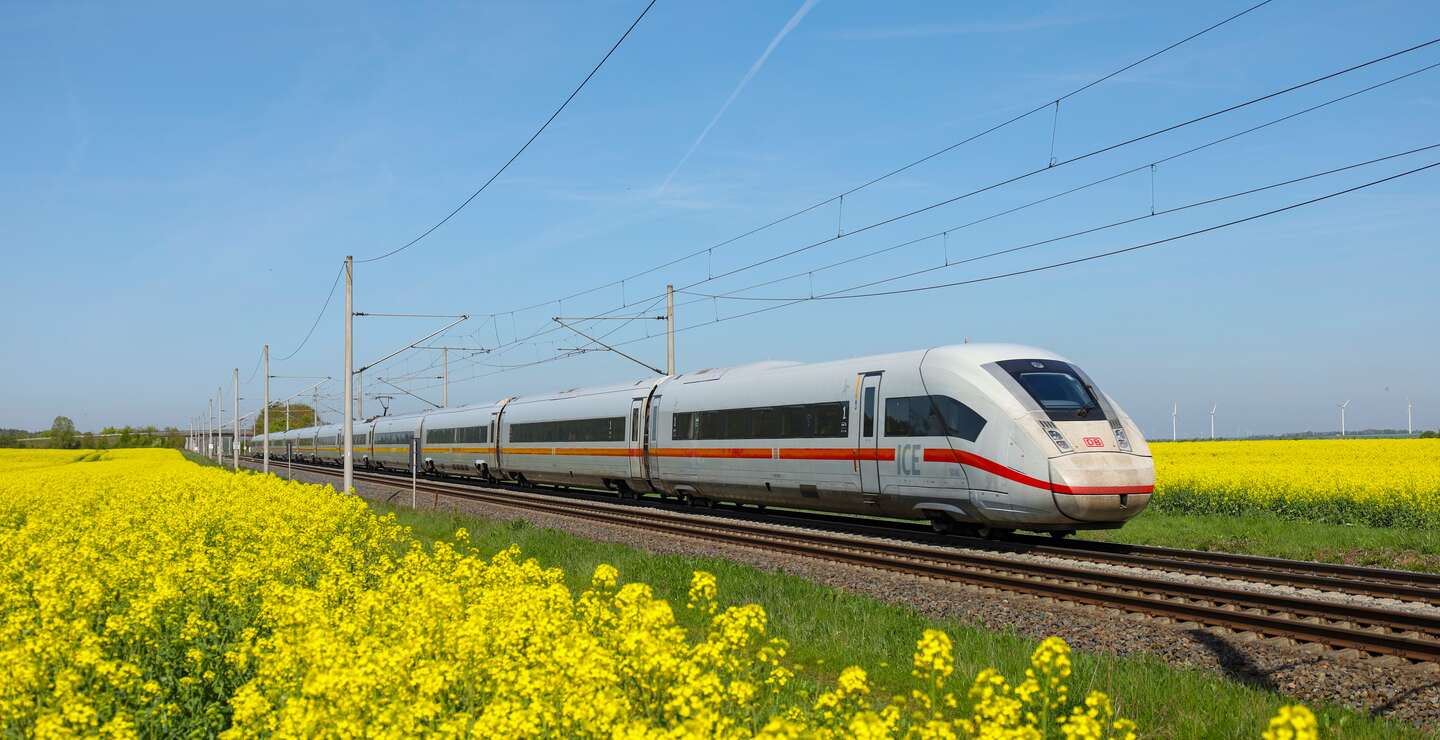 ICE auf einer Bahnstrecke durch ein Rapsfeld | © Deutsche Bahn AG / Jochen Schmidt