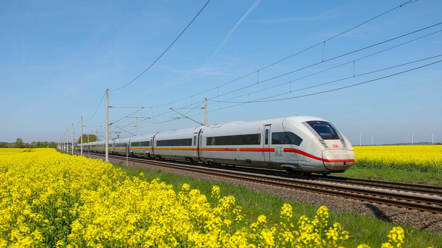 ICE auf einer Bahnstrecke durch ein Rapsfeld | © Deutsche Bahn AG / Jochen Schmidt