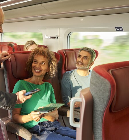 Ein Bahnmitarbeiter kontrolliert die E-Tickets im Eurostar. | © John Adrian