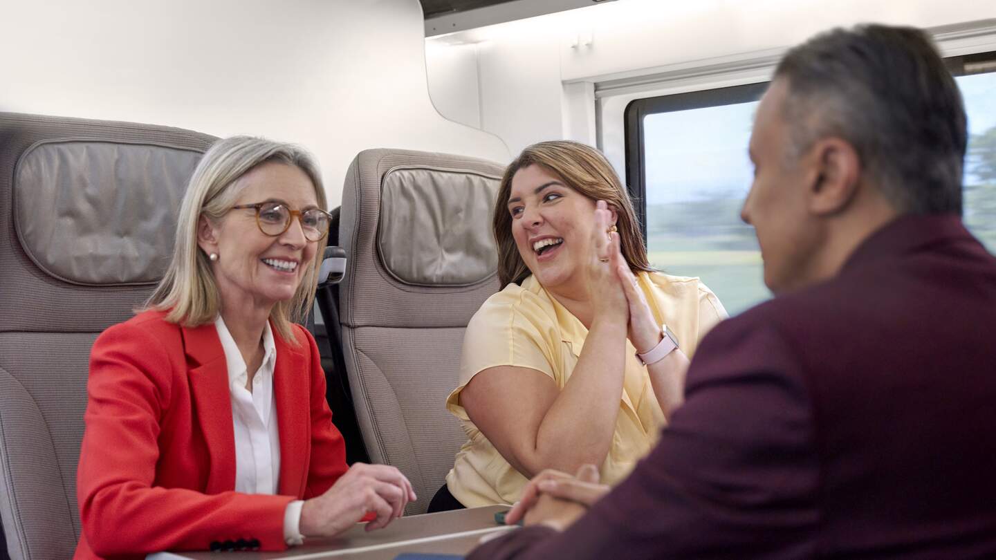Drei Menschen unterhalten sich an Bord des Eurostar e320 | © John Adrian 