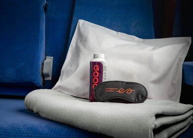 Kissen, Decke, Getraenk und Schlafmaske im Nachtzug European Sleeper | © europeansleeper