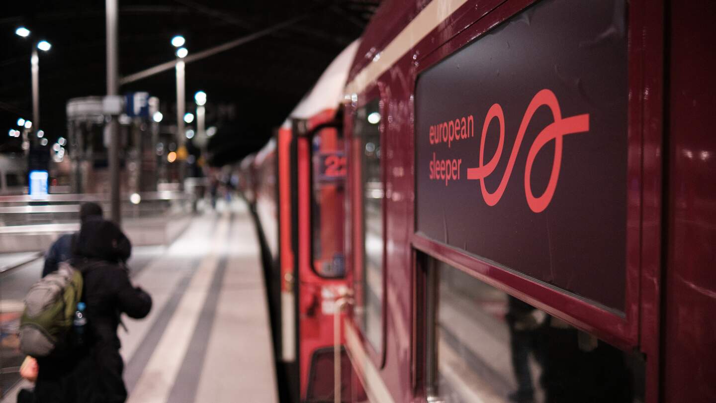 Aussenansicht eines Wagens des European Sleeper am Bahnhof in Dreseden in der Nacht | © europeansleeper