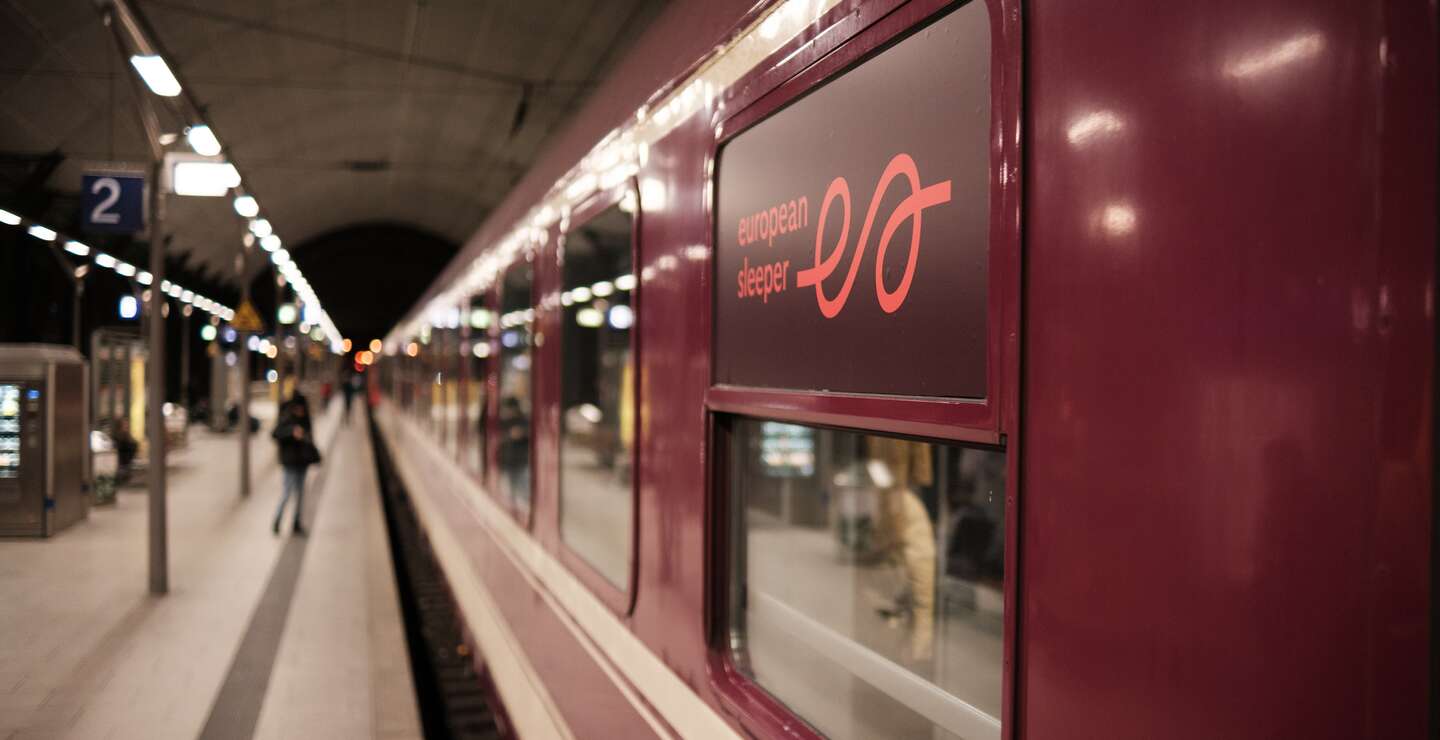 Aussenansicht eines Wagens des European Sleeper am Bahnhof in Dreseden in der Nacht | © europeansleeper