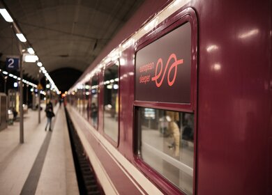 Aussenansicht eines Wagens des European Sleeper am Bahnhof in Dreseden in der Nacht | © europeansleeper