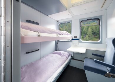 Pivatabteil im Schlafwagen fuer 2 Personen im Nachtzg European Sleeper mit aufgeklappten Betten | © europeansleeper