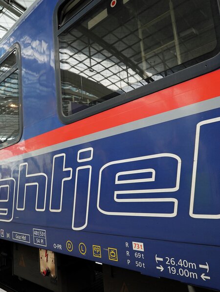 Blick auf einen Wagon des ÖBB Nightjets der neuen Generation am Bahnhof | © Deutsche Bahn AG / Volker Emersleben 