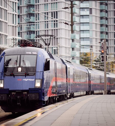 Blick auf den ÖBB Nightjet der neuen Generation, der am Bahnhof einfaehrt | © ÖBB/Marek Knopp