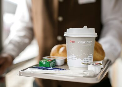 Verpflegung im ÖBB Nightjet der neuen Generation, gebracht vom Personal | © ÖBB/Harald Eisenberger