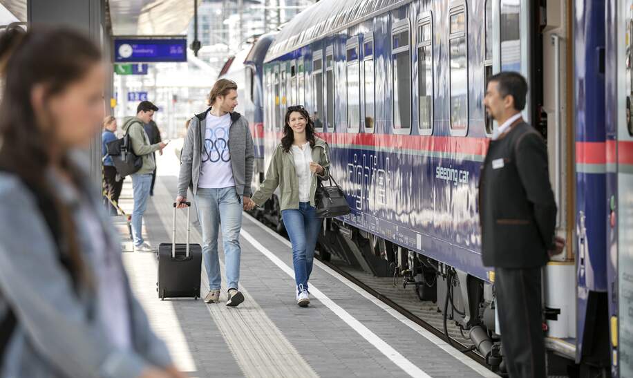 Paar laeuft Hand in Hand zum ÖBB Nightjet der neuen Generation | © ÖBB/Harald Eisenberger