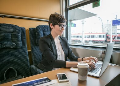 Innenansicht der Business Class im ÖBB Nightjet der neuen Generation mit Frau, die am Laptop arbeitet | © ÖBB/Harald Eisenberger