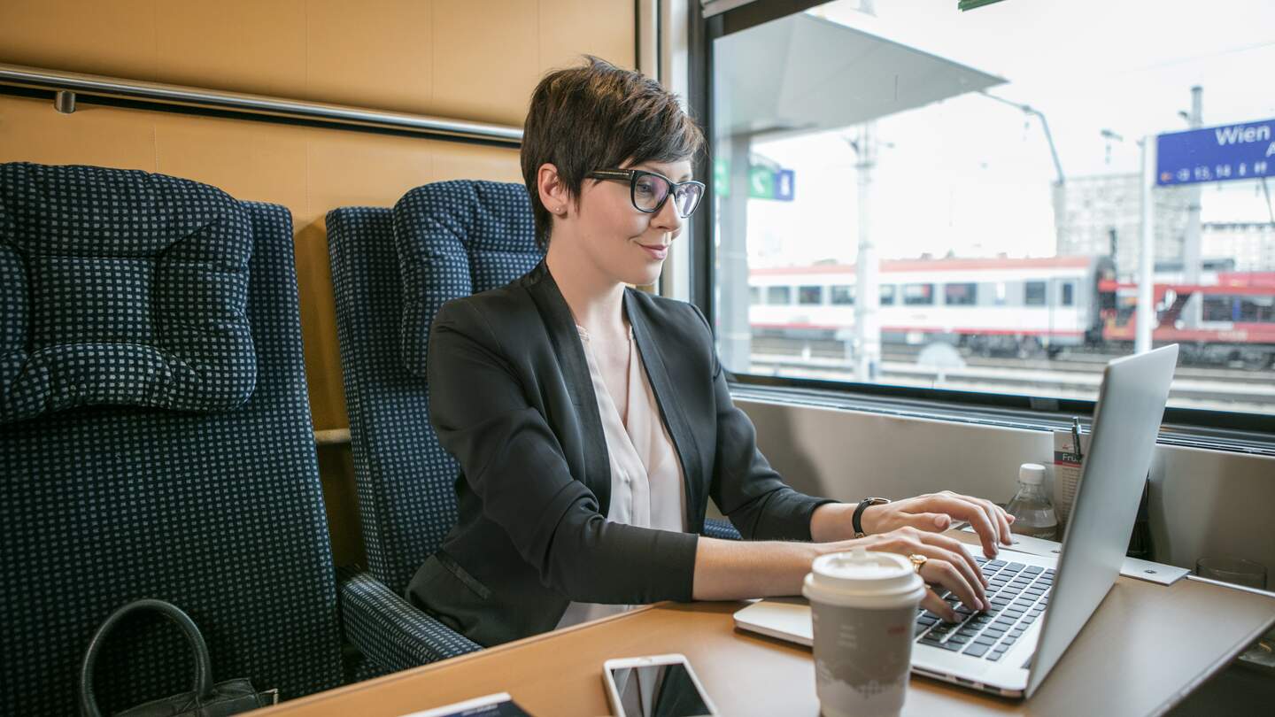 Innenansicht der Business Class im ÖBB Nightjet der neuen Generation mit Frau, die am Laptop arbeitet | © ÖBB/Harald Eisenberger