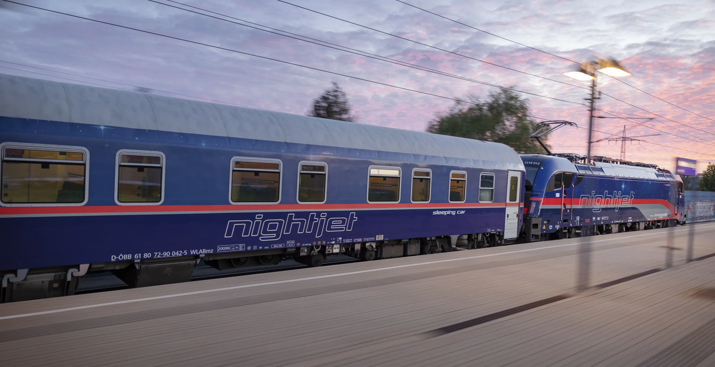 Blick auf einen Wagon des ÖBB Nightjets der neuen Generation am Bahnhof bei Sonnenuntergang | © ÖBB/Harald Eisenberger