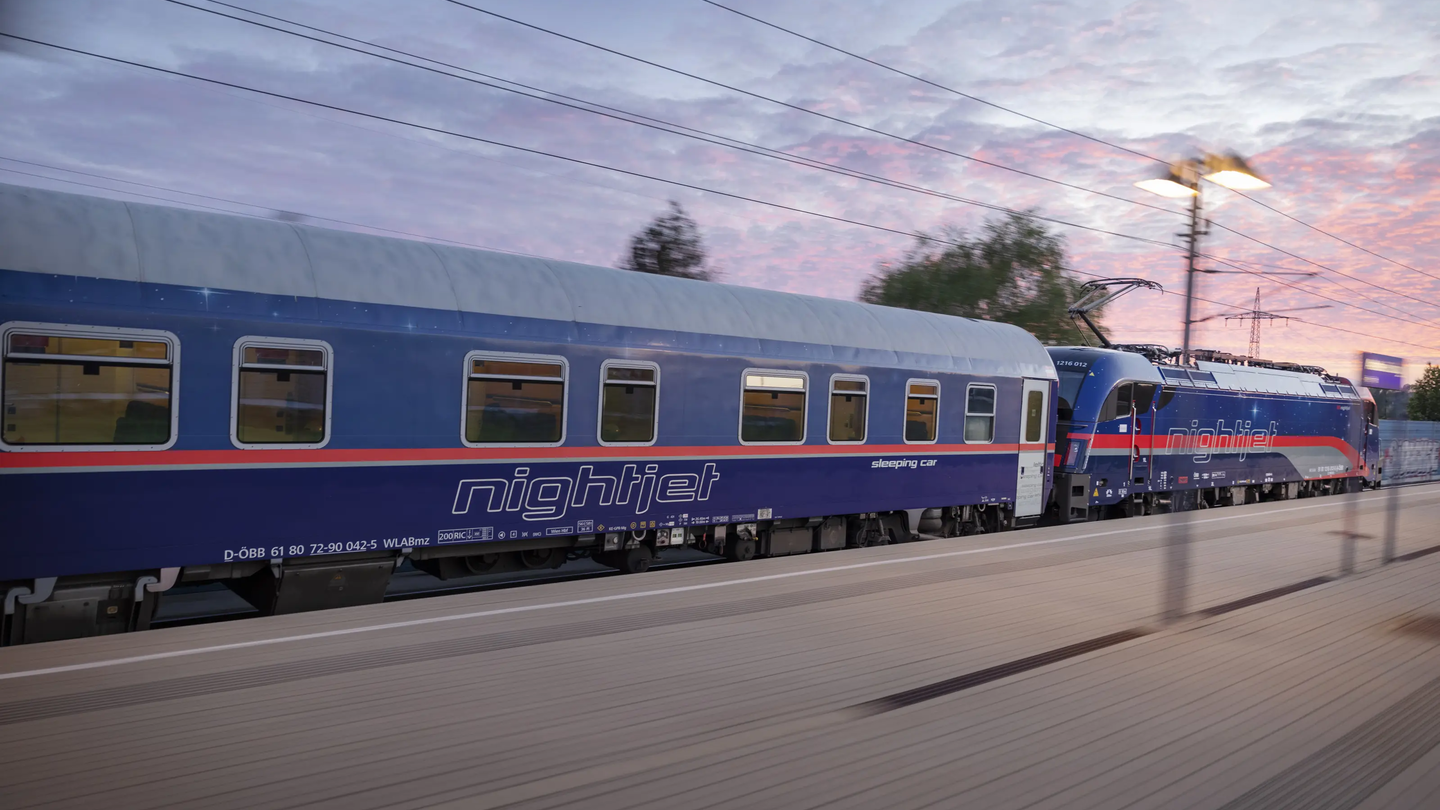Blick auf einen Wagon des ÖBB Nightjets der neuen Generation am Bahnhof bei Sonnenuntergang | © ÖBB/Harald Eisenberger