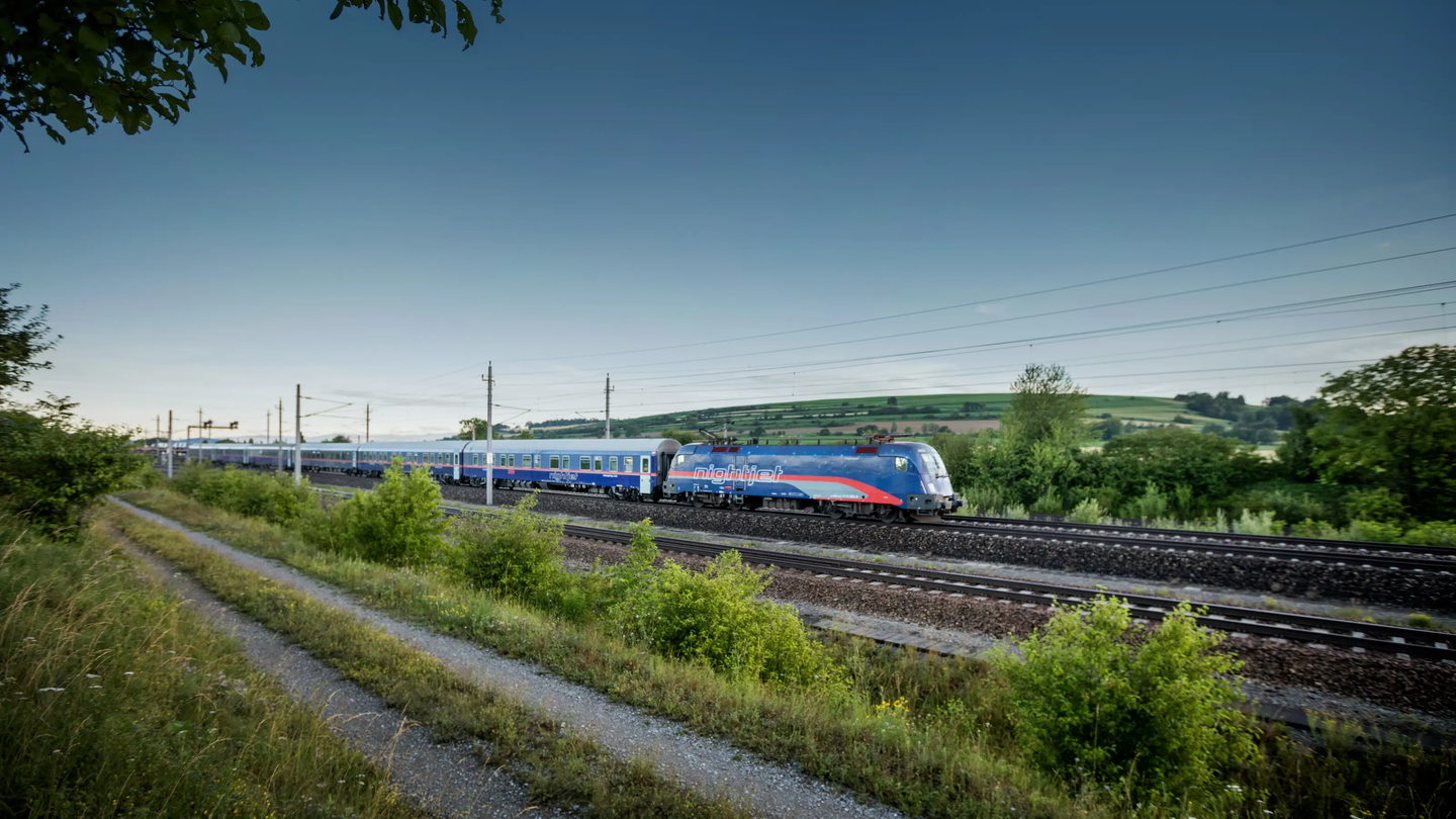 ÖBB Nightjet der neuen Generation faehrt durch eine gruene Landschaft | © ÖBB/Harald Eisenberger