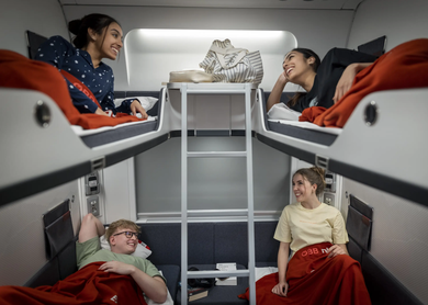 Freunde liegen inden Betten des Liegewagends des ÖBB Nightjets der neuen Generation | © ÖBB/Harald Eisenberger