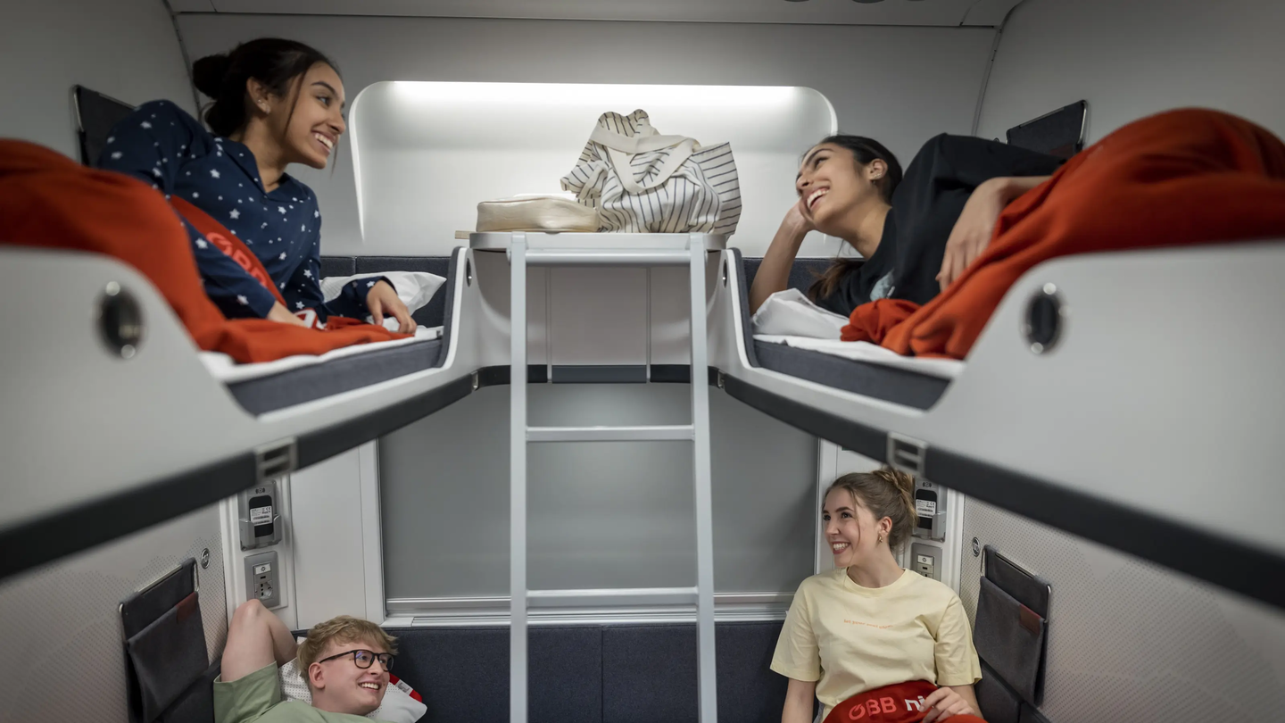 Freunde liegen inden Betten des Liegewagends des ÖBB Nightjets der neuen Generation | © ÖBB/Harald Eisenberger