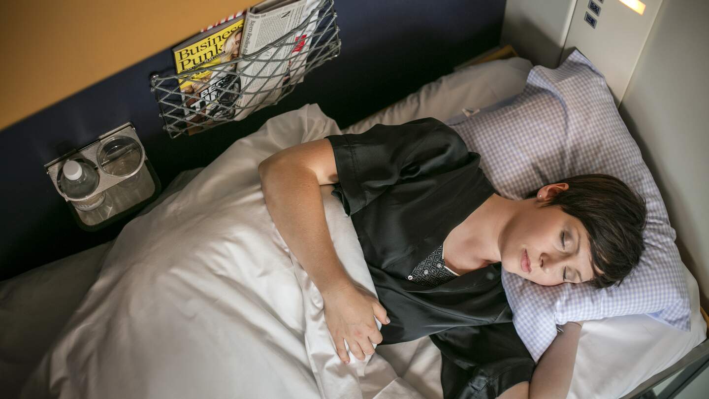 Frau schläft im Liegewagen des ÖBB Nightjets der neuen Generation | © ÖBB/Harald Eisenberger