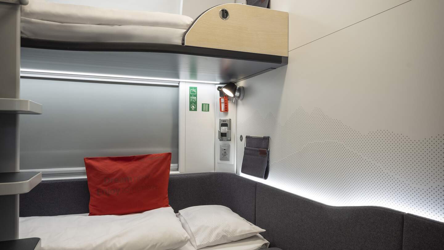 Ansicht der Raumausstattung mit Bett der Kategorie comfort im Schlafwagen des ÖBB Nightjets der neuen Generation | © ÖBB/Harald Eisenberger