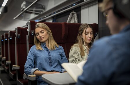 Ansicht der Sitze mit Personen in der Economy Class im ÖBB Nightjet der neuen Generation  | © ÖBB/Harald Eisenberger