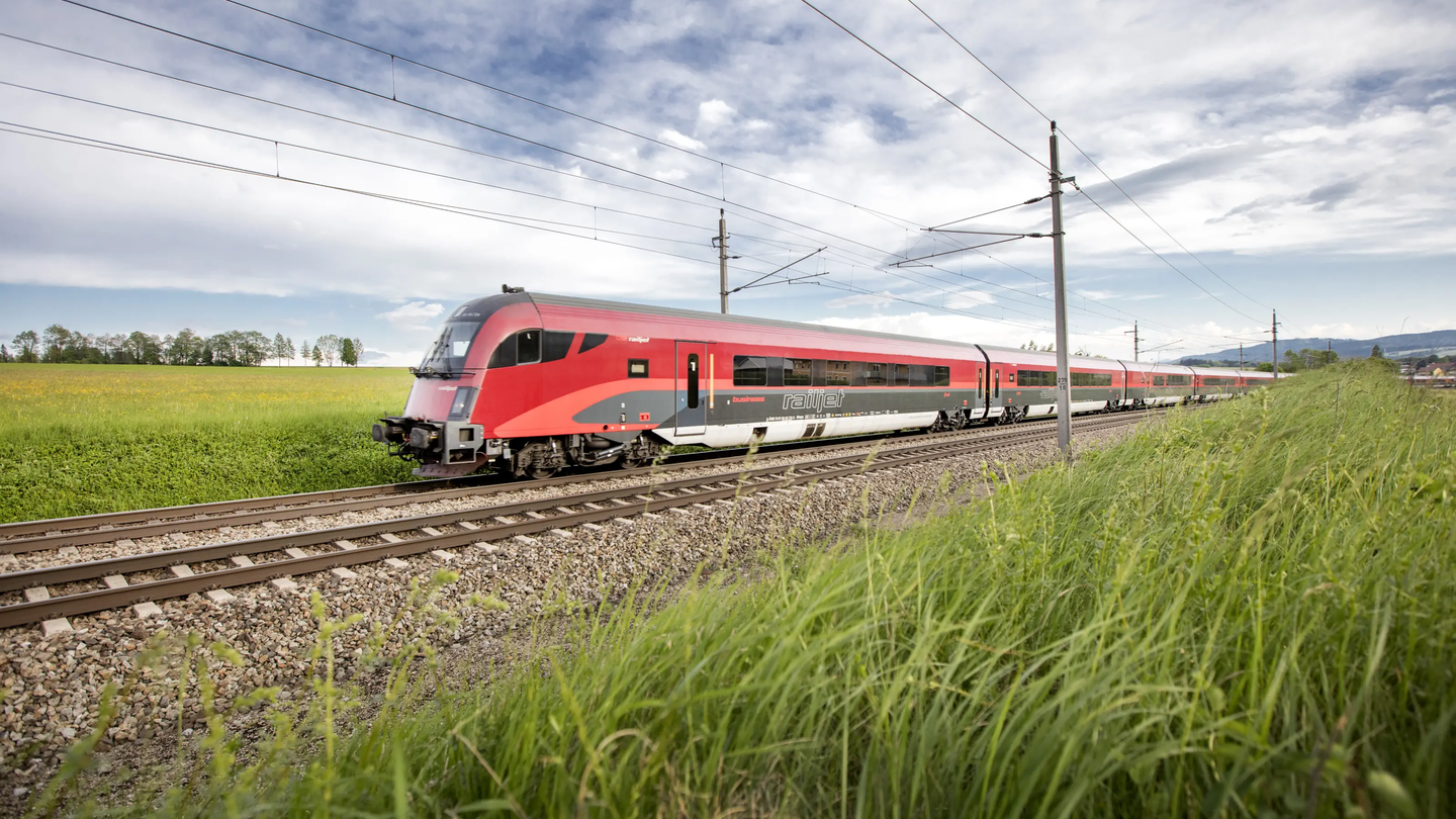 ÖBB Railjet der neuen Generation faehrt an gruenen Wiesen vorbei | © ÖBB/Harald Eisenberger