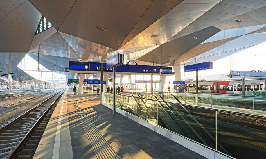 Gleise am Bahnhof im Wien am Morgen | © ÖBB/Roman Rönsch
