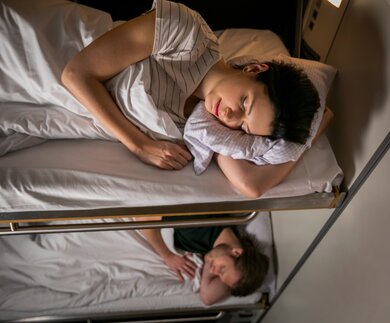 Das Bild zeigt ein Hochbett, in dem zwei Personen schlafen  | © ÖBB / Harald Eisenberger