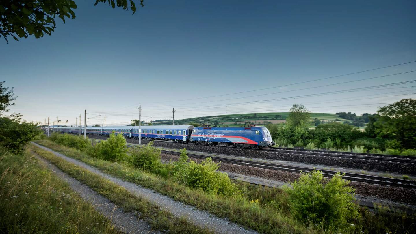 ÖBB Nightjet der neuen Generation faehrt durch eine gruene Landschaft | © ÖBB/Harald Eisenberger