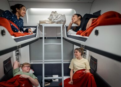 Freunde liegen inden Betten des Liegewagends des ÖBB Nightjets der neuen Generation | © ÖBB/Harald Eisenberger