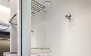 Ansicht des Badezimmers mit WC und Duschmöglichkeit im Schlafwagen des ÖBB Nightjets der neuen Generation | © ÖBB/Harald Eisenberger