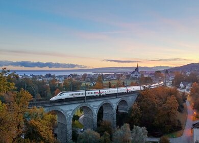 Schweizerische Bundesbahn SBB faehrt ueber Bruecke im Herbst | © SBB CFF FFS 
