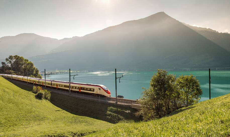 Schweizerische Bundesbahn SBB im Sommer mit Berglandschaft im Hintergrund | © SBB CFF FFS 